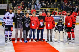 Umrahmt von den Kapitänen Tom Geischeimer (Hamm) und Nicklas Mannes (Duisburg) waren die Legendenspieler Eddy Renkewitz, Frank Pribil, Marcel Jaskulski, Markus Schmidt und Ron Noack gekommen, um dem EVD zum 2000. Spiel zu gratulieren.